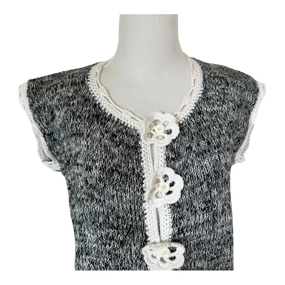 Art to Wear Sleeveless White Black Crochet Sweater Vest Woman Korean Vibes - Picture 8 of 8